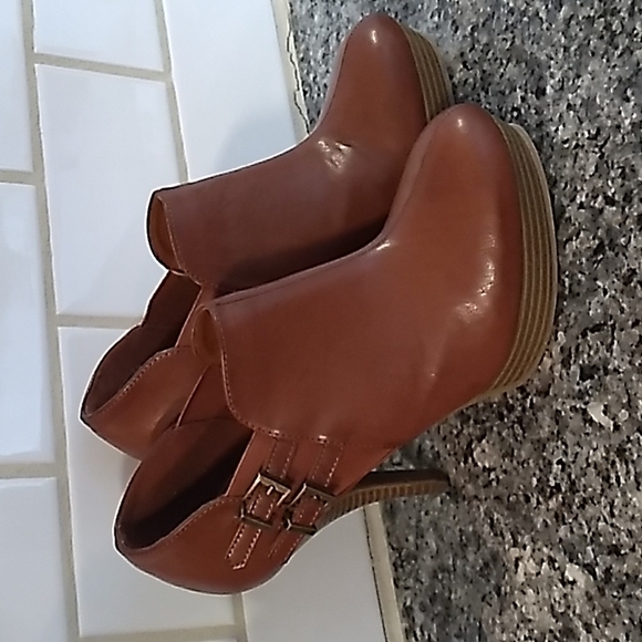 Unlisted Brown Buckled Heeled Ankle Booties. Size 7 - Picture 2 of 10